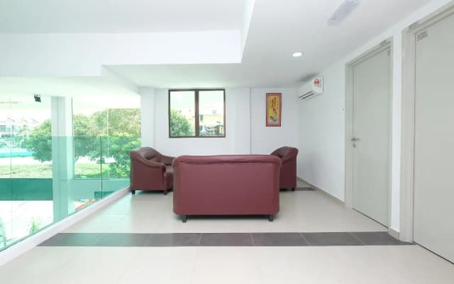 OYO 44043 First Garden Hotel