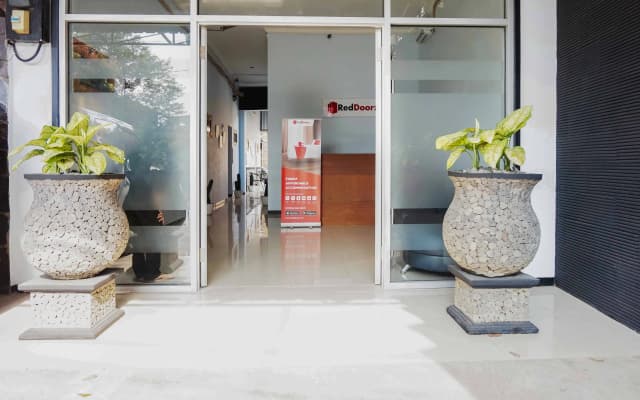 RedDoorz near Velodrome Malang 2
