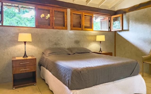 Casa com Piscina Privativa e Natureza – Granja Viana, São Paulo