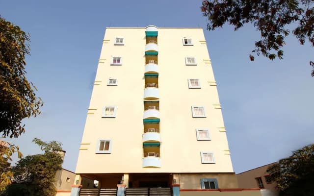 Golden Hive By OYO Rooms