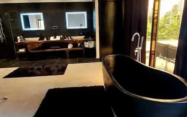 Casa Black and White. Vista al Mar