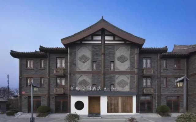 Qianna Bianyuan Hotel