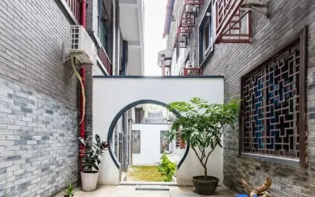 Floral Hotel· Courtyard 8, Gonghou Lane hotel (Guilin Liangjiang Sihu Elephant Trunk Mountain)