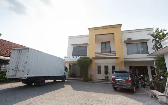 RedDoorz near Plaza Araya