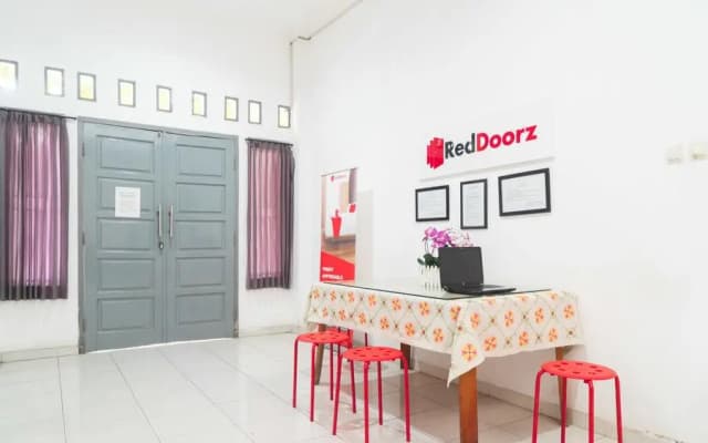 RedDoorz Syariah near Grand Galaxy Park
