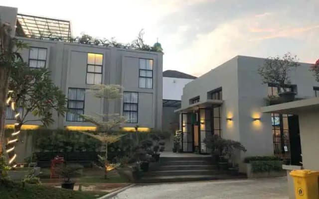 Merlyns Garden Inn