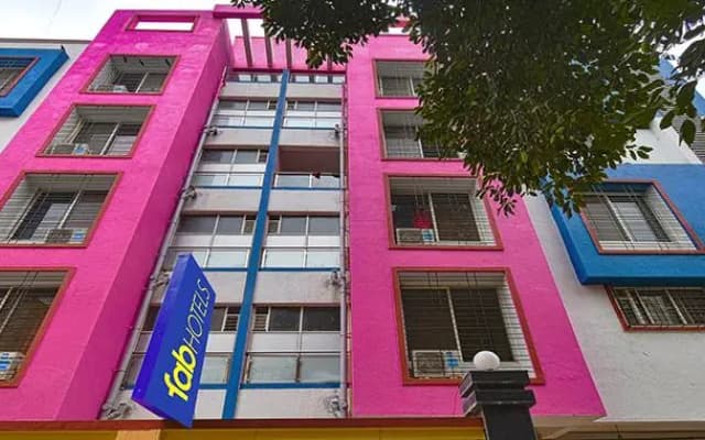 Fab Hotel Golden Leaf