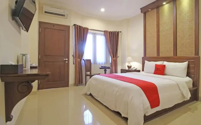 RedDoorz Premium At The Garden Suites Solo