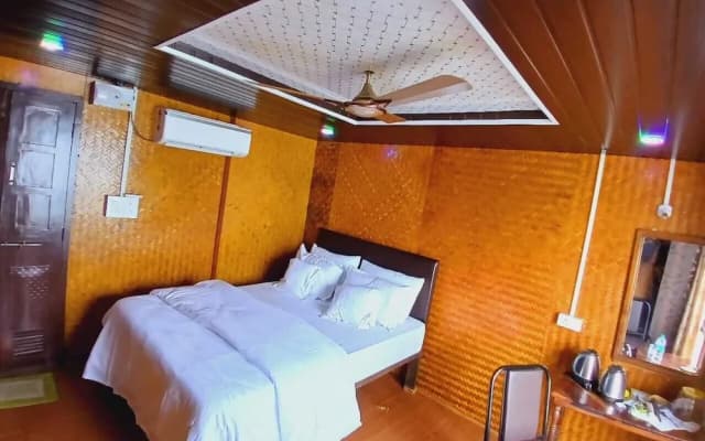Aquaholic - A Floating Villa