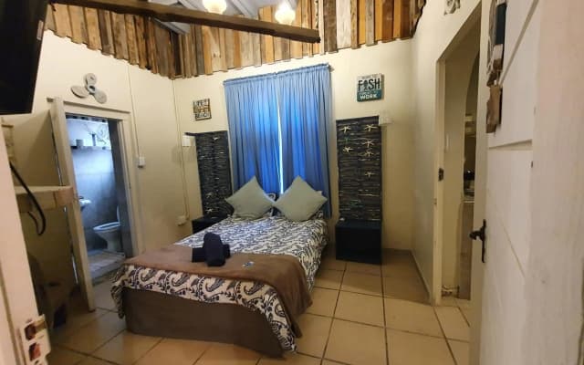 Strand Family studio en-suite 6 sleeper Kitchenette Helderberg CT