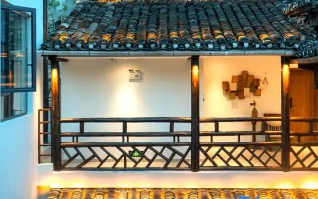 Wangcun Caotang Inn (Furong Town Waterfall)