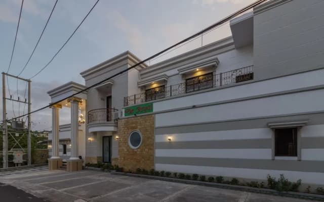 RedDoorz Plus near Pantai Malalayang Manado