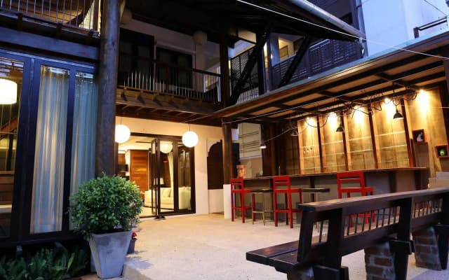 Kampaeng Ngam Hotel - Steps to Night Bazaar & Old City
