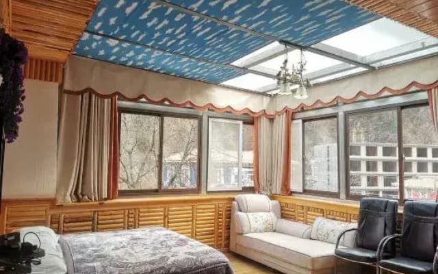 Cailin Holiday Manor