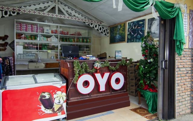 OYO 2208 Thyesza Hotel