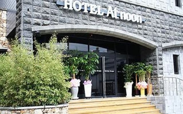 Hotel At noon
