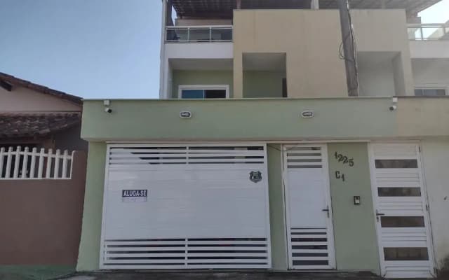 Casa 3 andares a 100 metros de Costa Azul.
