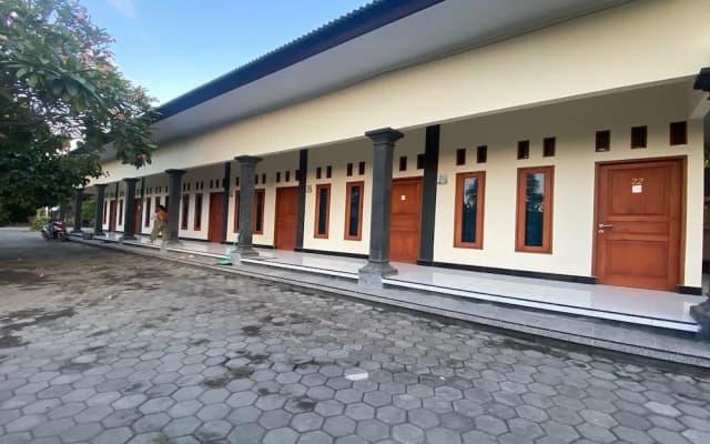 OYO Life 93155 Wisma Sarah
