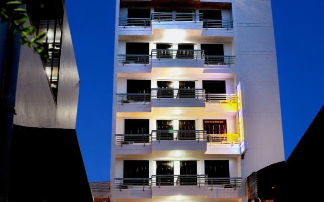 Full House Hotel