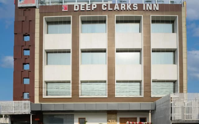 Hotel Deep Clarks Inn Lucknow