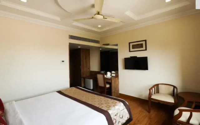 Wingston A Treehouse Hotel Mathura