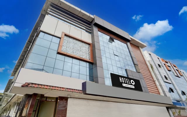 Hotel O Pathanamthitta Near Mahatma Gandhi Statue