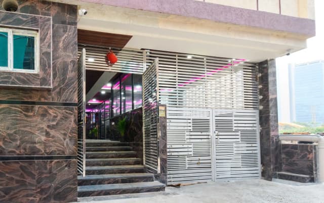 Super Townhouse Kokapet Near GAR