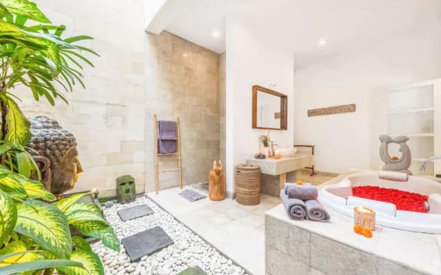 Villa Milano - Private 6 BDR Villa in Seminyak, prime Location, Pool & Garden