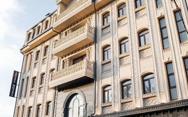 Level Business Hotel