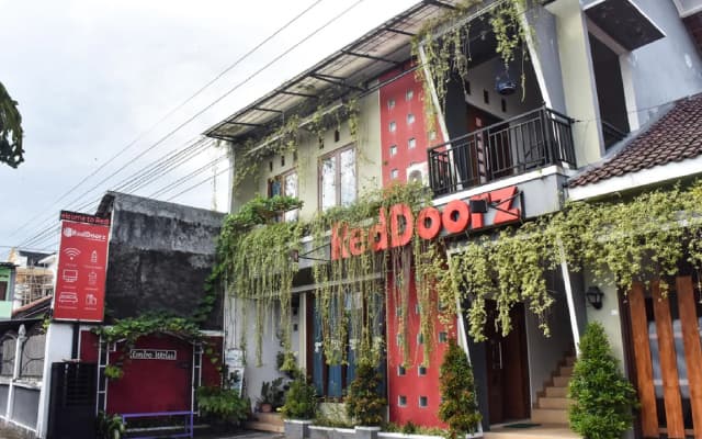 RedDoorz Plus near Hartono Mall