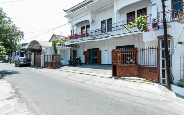 RedDoorz near Puro Mangkunegaran