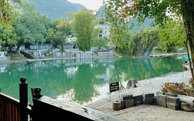 Yangshuo Banxian Bieyuan Homestay (Yulonghe Bamboo Rafting Yulongqiao Wharf Branch)