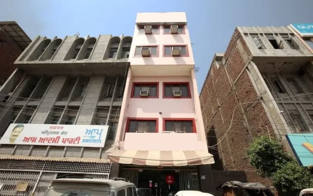 OYO 9056 Hotel Holiday Comfort