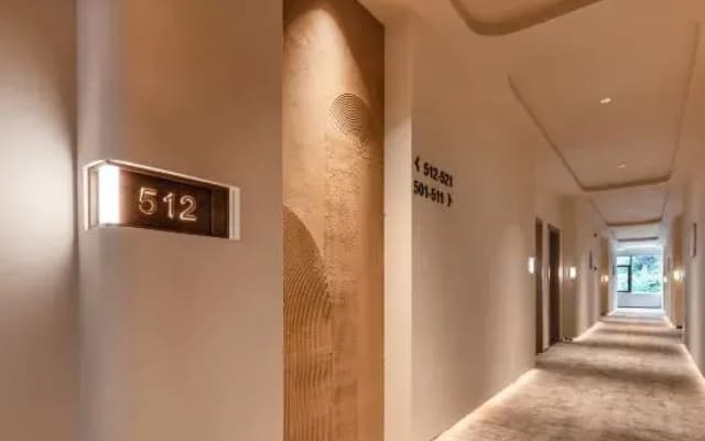 Zhuishan Mingjing Hot Spring Resort Hotel
