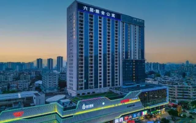 Live Hotel (Jiangmen East Railway Station Jianghai Square)