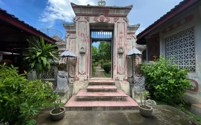因陀罗普拉酒店(Indra Pura Hotel)