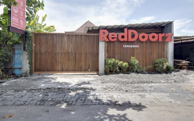 RedDoorz @ Omah Kayu Homestay