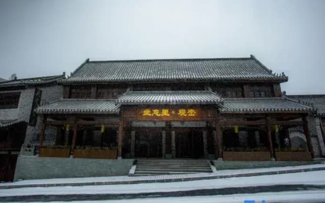 Sitting in Wangli Guanluan Homestay