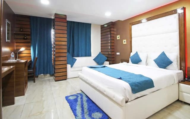 OYO 4964 Golden Oyster Suites