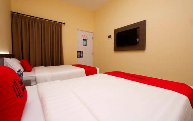 RedDoorz Plus near Paragon Mall Semarang