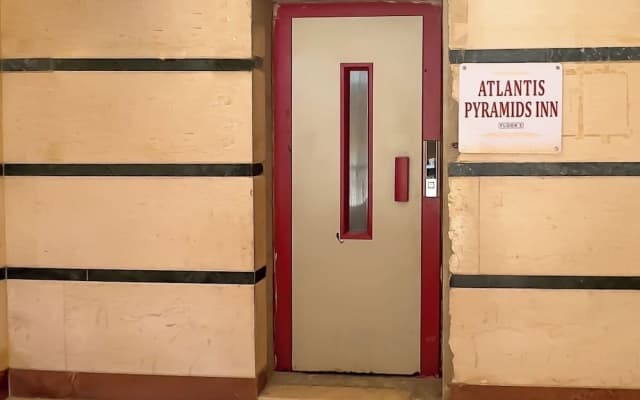 Atlantis pyramids Inn new