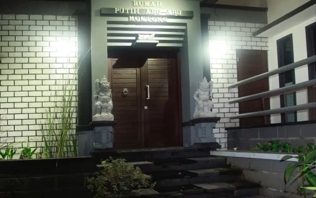 Rumah Putih Abu Abu
