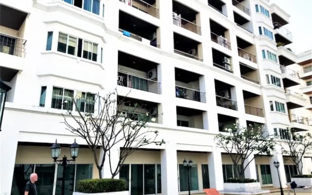 Platinum Suites, Thepprasit Road - Large top Floor Studio