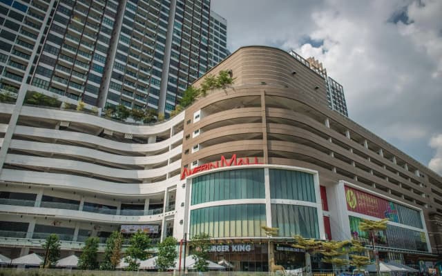 One Amerin Mall & Suites