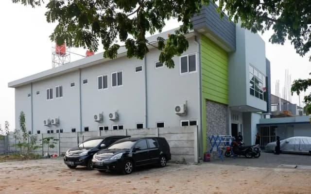 RedDoorz near Ahmad Yani Airport 2