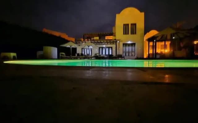 Villa - Sleeps 6 - Heated Pool - Garden - Parking