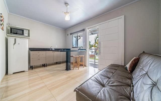 021 - Lindo Residencial com Piscina e Jacuzzi em Bombas
