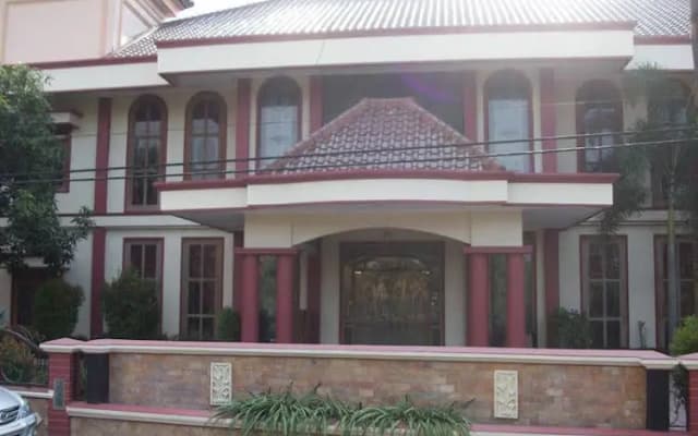 Azifa inn Solo