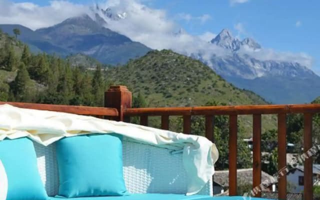 Manshan Caotang Snow Mountain Viewing Boutique Inn