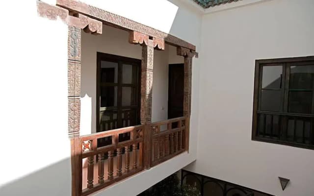 Riad Le J